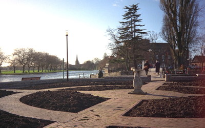The Bancroft Gardens, with the Royal Shakespeare Theatre, the river Avon and Holy Trinity Church in the background. Date unknown, probably in the late 1970s or early 1980s.